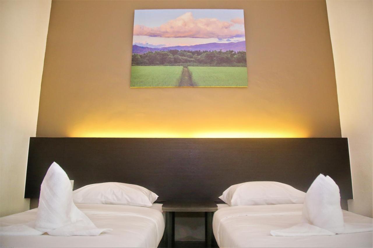 Padi Padi Hotel Кангар Экстерьер фото